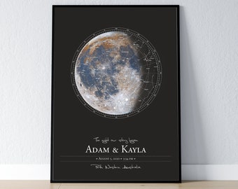 以下が含まれることがあります： 月相の白黒プリントで、月と星の詳細なイラストが描かれています。テキストには「The night our story began Adam & Kayla August 5, 2020 3:34 PM Perth Western Australia.」とあります。