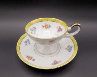 Taza y platillo de café demitasse vintage con estampado floral sobre fondo blanco y banda dorada, Japón ocupado 1945-1952