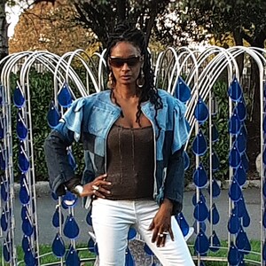 M du N RUFFLES Up-cycled Jeansjacke BLAU mit Reißverschluss und Raffung Saum. Größe 12-14