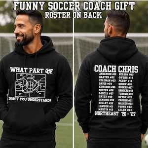 Könnte beinhalten: Ein schwarzer Kapuzenpullover mit einer weißen Grafik auf der Vorderseite, die ein Fußballfeld-Diagramm und den Text WHAT PART OF DON'T YOU UNDERSTAND? zeigt. Die Rückseite zeigt den Text COACH CHRIS und eine Liste von Namen und Nummern.