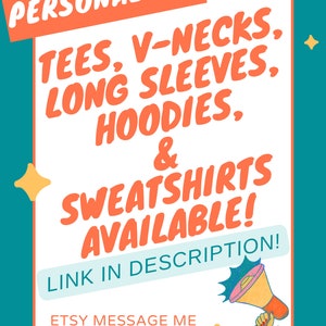 Puede incluir: Un fondo azul turquesa con un rect&aacute;ngulo blanco que contiene texto naranja que dice "&iexcl;PERSONALIZA! CAMISETAS, CUELLOS EN V, MANGAS LARGAS, SUDADERAS, & SUDADERAS DISPONIBLES! &iexcl;ENLACE EN LA DESCRIPCI&Oacute;N! &iexcl;MANDA UN MENSAJE A ETSY". Un meg&aacute;fono con un mango rojo se encuentra en la esquina inferior derecha del rect&aacute;ngulo. Hay estrellas amarillas dispersas alrededor del rect&aacute;ngulo.