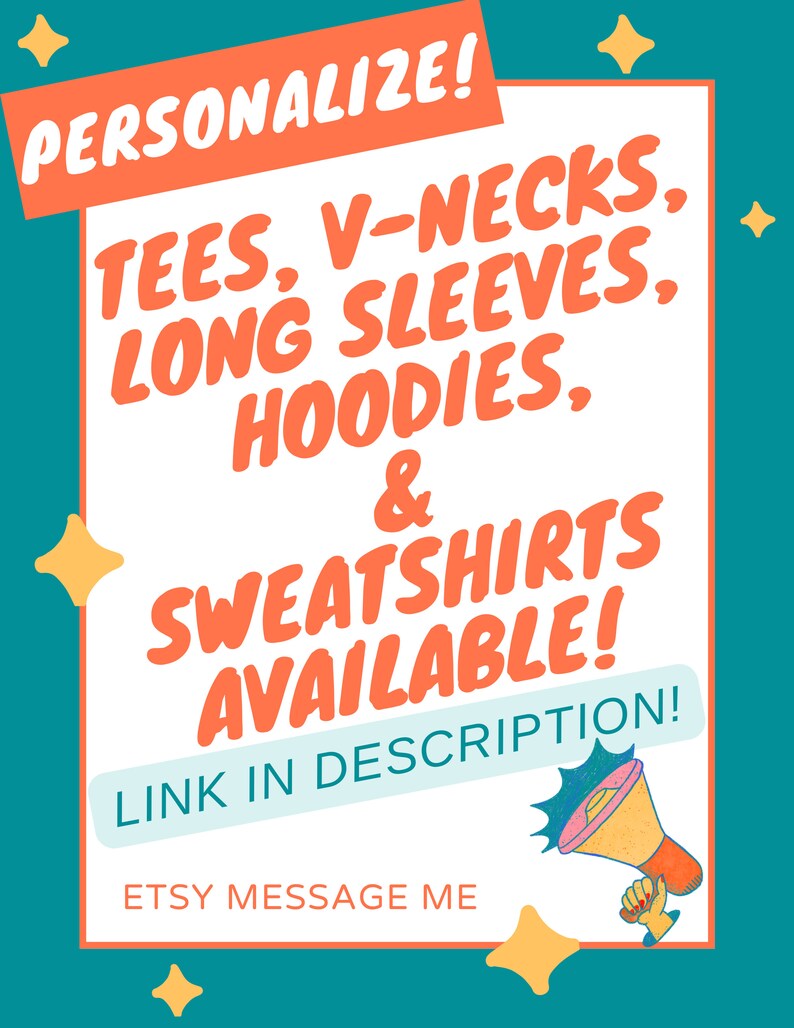 Puede incluir: Un fondo azul turquesa con un rect&aacute;ngulo blanco que contiene texto naranja que dice "&iexcl;PERSONALIZA! CAMISETAS, CUELLOS EN V, MANGAS LARGAS, SUDADERAS, & SUDADERAS DISPONIBLES! &iexcl;ENLACE EN LA DESCRIPCI&Oacute;N! &iexcl;MANDA UN MENSAJE A ETSY". Un meg&aacute;fono con un mango rojo se encuentra en la esquina inferior derecha del rect&aacute;ngulo. Hay estrellas amarillas dispersas alrededor del rect&aacute;ngulo.