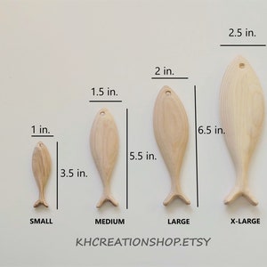K&ouml;nnte beinhalten: Vier helle Holzzuschnitte in Fischform, sortiert nach Gr&ouml;&szlig;e, beschriftet mit small, medium, large und x-large. Die Ma&szlig;e sind angegeben: 3,5 Zoll mal 1 Zoll, 5,5 Zoll mal 1,5 Zoll, 6,5 Zoll mal 2 Zoll und 8 Zoll mal 2,5 Zoll. Text: KHCREATIONSSHOP.ETSY.