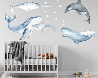 Puede incluir: Un conjunto de calcomanías de pared de estilo acuarela que representan varias criaturas marinas, incluyendo una ballena, un narval, un delfín y una orca. Las calcomanías son perfectas para agregar un toque caprichoso a una guardería o habitación infantil.