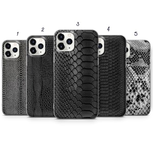 Peut inclure: Cinq coques de smartphone alignées, numérotées de un à cinq. Chaque coque présente un motif texturé noir ou gris distinct rappelant la peau de reptile ou le cuir, avec des découpes pour l'objectif de l'appareil photo en haut à gauche.