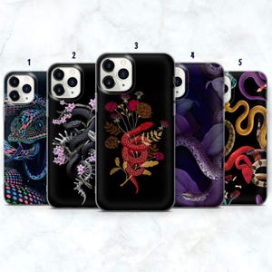 Peut inclure: Cinq coques de smartphone alignées, chacune présentant une illustration de serpent unique. Les motifs incluent un serpent à pois néon, un serpent noir aux fleurs roses, un serpent rouge parmi des fleurs, un serpent violet et divers serpents colorés.