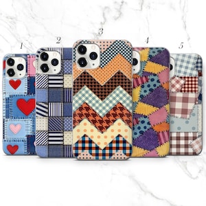 Può includere: Cinque cover per smartphone disposte in fila, ognuna con un motivo patchwork distinto. I design includono cuori rossi su denim blu, strisce blu e bianche, un motivo a chevron con pois e pied-de-poule, spirali viola e motivi a quadretti marroni.