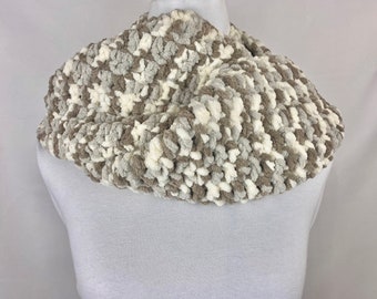 Ręcznie robiony na szydełku szalik typu infinity w kolorze ciemnoszarym, jasnoszarym i kremowym