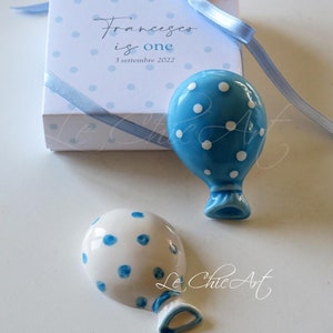 Set 10 Bomboniere Compleanno Bimbo Palloncino a pois in Ceramica Dipinta a Mano con Calamita e Scatola Regalo