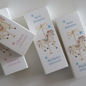 Bomboniera Carosello Personalizzata Battesimo | Scatola Porta Confetti a Sfilo Cavallo Rosa Azzurro con Nome Data Regalo Originale