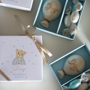 Set 10 bomboniere Battesimo personalizzate orsetto arcobaleno Palloncino piatto dipinto a mano con calamita 7x2cm scatola regalo artigianale
