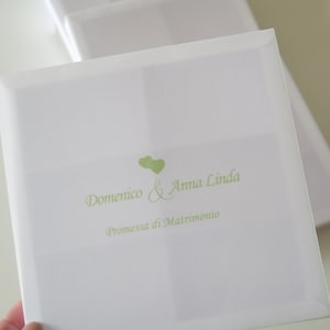 Bomboniera Degustazione 6 Scomparti | Scatola Porta Confetti Quadrata Semitrasparente Personalizzata Promessa Matrimonio Già Montata