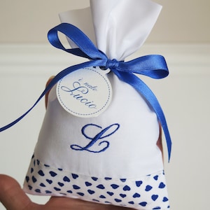 Bomboniera Sartoriale Fatta a Mano Sacchetto Portaconfetti Puro Cotone con Ricamo Personalizzato Nome Royal Blu | Per Nascita  Made in Italy