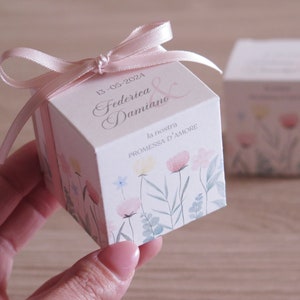 Scatole Portaconfetti Promessa di Matrimonio Fiori di Campo | Bomboniera Personalizzata Cubetto | Design Rustico Chic | Fatto a Mano