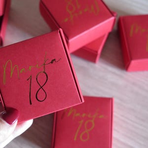 Set Scatola Portaconfetti 18 Anni Rosso Oro con Laminazione Lucida Bomboniera Diciottesimo Personalizzabile | Design Elegante Made in Italy