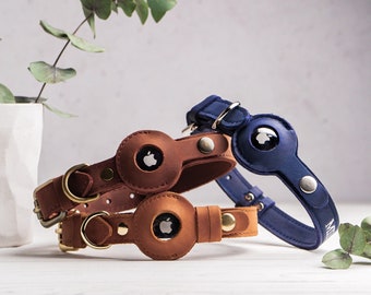 Può includere: Due collari per cani in pelle marrone con un'etichetta rotonda argentata con un logo a forma di mela. Un collare per cani in pelle blu con un'etichetta rotonda argentata con un logo a forma di mela.