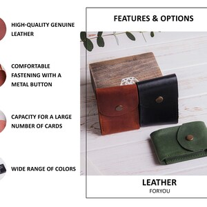 Pu&ograve; includere: Portafogli in pelle marrone, nero e verde, ciascuno con chiusura a bottone metallico. L'immagine evidenzia le caratteristiche dei portafogli: vera pelle di alta qualit&agrave;, chiusura confortevole e capacit&agrave; per molte carte. Il testo recita "LEATHER FORYOU."
