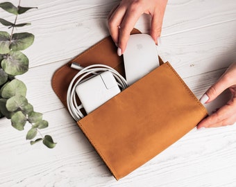 Personalisierte MacBook Ladehülle aus Leder, Macbook Kabel Tasche, Tech Cord Hülle, Laptop Kabel Organizer, Kabeltasche Aufbewahrung, magischer Maus Halter