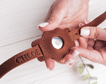 Op de afbeelding: Een bruin leren Apple Watch-bandje met de naam "CHLOE" erop gegraveerd.