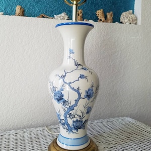 Vintage 1960&#39;s Asian Blue And White Lamp