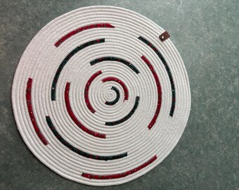 Christmas trivet made of rope.