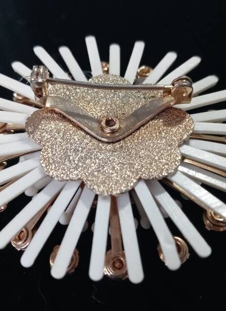 選ぶなら Atomic Plastic White Vintage 1950's Rare Brooch Etsy - その他