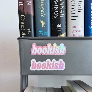 Magnes książkowy | Magnes o tematyce książkowej | Prezent dla bibliotekarza | Prezent o tematyce książkowej | Prezenty książkowe | Magnes książkowy | Magnes na wózek z książkami | Wózek z książkami | Biblioteka