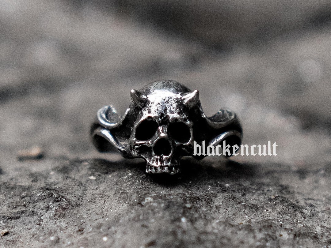 Gothic skull ring deals