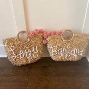Personalisierte Namenstasche, Strandtasche, Strandtasche, Black Pom Poms, Pool Tasche, Strohtasche, Frauengeschenk, Sommertasche, Strohtasche, Flitterwochentasche