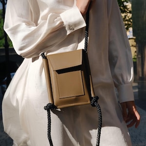 Alltags-Organizer aus Bio-Leder mit verstellbarer langer Riemenkordel | Schwarz & Beige | Hohe Qualität Vegan | Hände frei | Viele Taschen