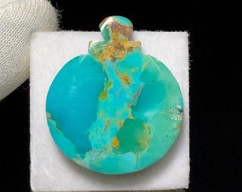 Cabujón de turquesa Kingman Blue Mohave con forma de campana, 17,0 ct, 24 x 21 x 4 mm, una gema suelta única y distintiva.