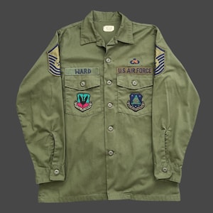 Vintage US Air Force Dura Press OG-507 Utility Army Button Up w/Patches Long Sleeve Shirt Pre-Owned 21.5" x 29" Size M