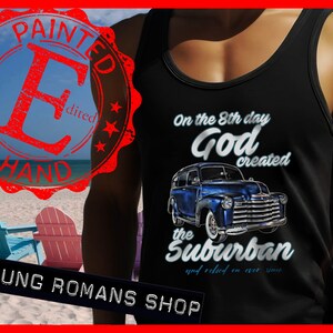 Könnte beinhalten: Schwarzes Tanktop mit dem Text "On the 8th day God created the Suburban and relied on ever since." Verfügt über eine blaue Oldtimer-Grafik. Die Wörter "Painted by Hand" und "Young Romans Shop" sind ebenfalls sichtbar.
