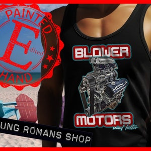 Pode incluir: Camisola de malha preta com um gráfico vermelho e azul de um motor de carro com o texto "BLOWER MOTORS sound better" e "HOOLA" no motor. O texto "PAINTED BY HAND" está em um carimbo circular vermelho no lado esquerdo da imagem. O texto "YOUNG ROMANS SHOP" está na parte inferior da imagem.