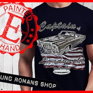 Könnte beinhalten: Ein marineblaues T-Shirt mit einem Vintage-Auto-Motiv und dem Text "Captain of the great Landyacht, Utopia Hot Rod". Das Motiv zeigt ein Cabrio mit einer amerikanischen Flagge im Hintergrund. Das T-Shirt hat auch einen roten, abgenutzten Stempel mit dem Text "Painted by Hand, Edited".