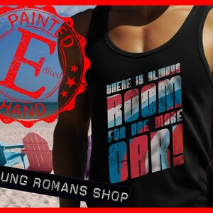 Könnte beinhalten: Schwarzes Tanktop mit einem abgenutzten Grafikdesign, auf dem "There is always room for one more car!" steht. Die Grafik ist in Rot, Weiß und Blau gehalten und ähnelt einer Flagge.