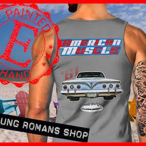Könnte beinhalten: Ein graues Tanktop mit einem weißen 1961 Chevrolet Impala, das auf der Vorderseite aufgedruckt ist. Das Auto ist weiß mit roten Rücklichtern und einem rot-weiß-blauen "Woodie Hot Rod" Emblem. Auf der Rückseite des Tanktops ist der Schriftzug "American Muscle" in Blau und Rot aufgedruckt.
