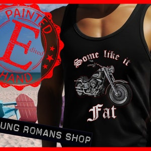 Könnte beinhalten: Schwarzes Tanktop mit einem weißen Motiv eines Motorrads und dem Text "Some like it Fat". Das Motiv ist handgemalt und enthält einen roten, abgenutzten Stempel mit dem Text "Painted by Hand" und einem großen roten "E" in der Mitte.