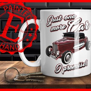 Könnte beinhalten: Weiße Keramiktasse mit einer roten Vintage-Auto-Illustration und dem Text "Just one more car I promise!"