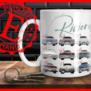 Könnte beinhalten: Weiße Keramiktasse mit einem Design der Hinterteile verschiedener Oldtimer Buick Riviera von 1962 bis 1972. Der Text "Evolution of the Riviera" befindet sich oben auf der Tasse.