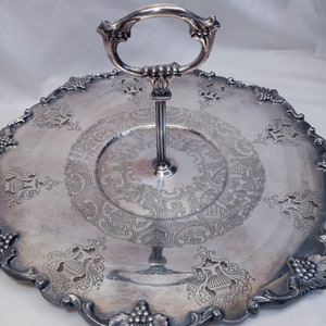 Vintage and beautiful silver plated serving tray with handle, very good condition, EP copper.