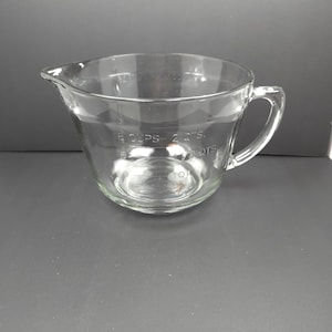 Anchor Hocking 8 Cup / 2 Qt / 2 Liter / 2000 ml. Measuring Cup, in excellent like-new vintage condition, for cooking, baking or display!