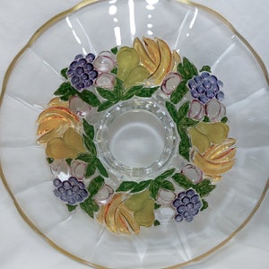 Vintage Glas-Obstplatte mit bunt geprägtem Obst und Goldrand, schwerer Boden, ein paar Luftblasen, in ausgezeichnetem Zustand, ein Party-Must-Have.