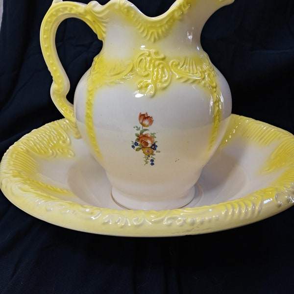 Vintage Ayners ceramic jug and basin, jug and bowl, in a pretty and bright yellow color, excellent condition.