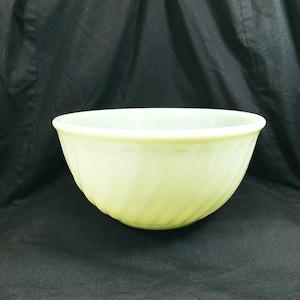 Vintage Jadeite, Swirl patterned mixing bowl, in great condition, Fire King brand, aka Anchor Hocking, for that retro kitchen and baking.