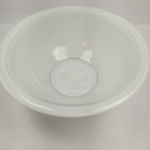 Weißer Pyrex, Rührschüssel mit klarem Boden, 1,5L, in ausgezeichnetem Vintage Zustand!