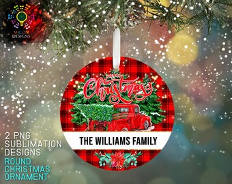 Può includere: Ornamento natalizio rotondo con un motivo a quadri rossi. L'ornamento presenta un camion rosso che trasporta un albero di Natale, le parole "Merry Christmas" e il cognome "The Williams Family."