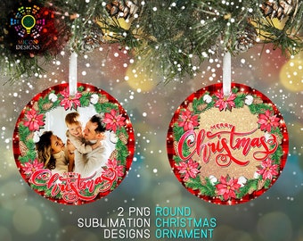 Può includere: Due ornamenti natalizi rotondi. Uno presenta una foto di famiglia circondata da una ghirlanda di stelle di Natale rosse, pigne e verde, con "Merry Christmas" in corsivo rosso. L'altro ha lo stesso design, ma con il testo "Merry Christmas" in corsivo rosso.