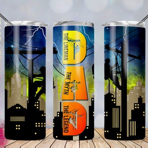 Könnte beinhalten: Drei 20 oz. Edelstahlbecher mit einem Design, das eine Silhouette eines Elektrikers zeigt, der an einer Stromleitung arbeitet. Die Becher haben ein schwarzes, gelbes und oranges Farbschema. Der Text "The Lineman, The Myth, The Legend" ist auf den Bechern aufgedruckt.