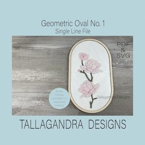 Puede incluir: Corte de madera ovalado geométrico con un diseño de una sola línea de una rama de flor de magnolia. El diseño está en un marco ovalado blanco sobre un fondo de madera. El texto "PDF & SVG" y "Tallagandra Designs" también está incluido en la imagen.